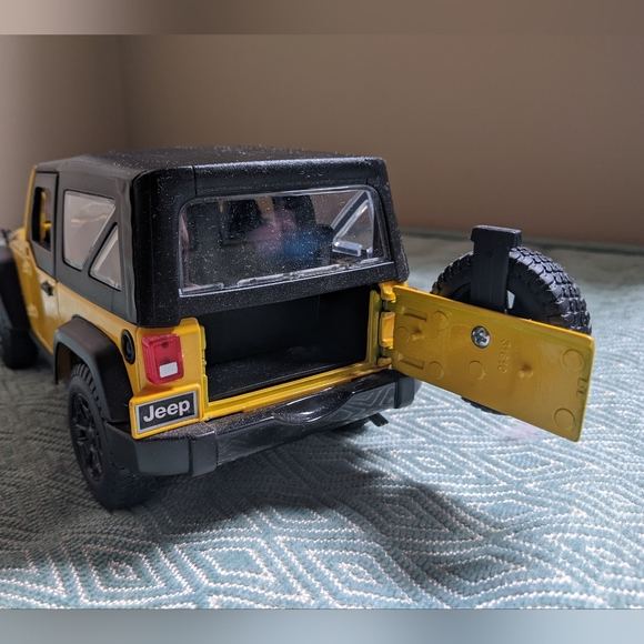 Maisto Willys Yellow Jeep Wrangler Model 2014 - Picture 6 of 10